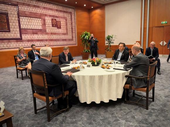 Le ministre des affaires étrangères français, Jean-Noël Barrot (à droite), assiste à une réunion avec ses homologues, l’Allemand Johann Wadephul, le Polonais Radosław Sikorski et l’Ukrainien Andrii Sybiha, à Antalya, en Turquie, le 15 mai 2025.