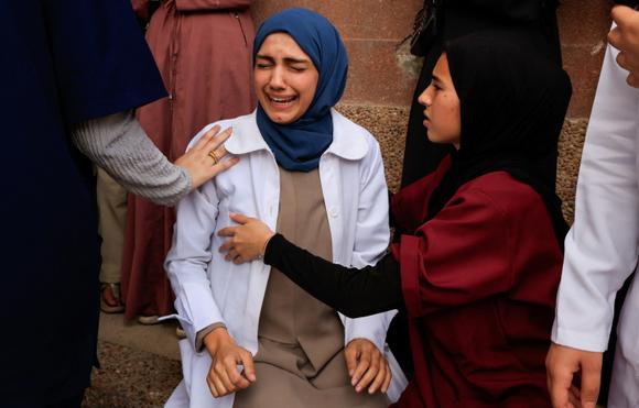 Une infirmière voit plusieurs de ses proches arriver blessés à l’hôpital Nasser après une frappe israélienne, à Khan Younès, jeudi 15 mai 2025.