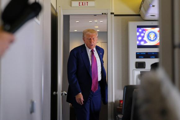 Donald Trump à bord d’Air Force One avant son arrivée aux aux Emirats arabes unis, le 15 mai 2025.