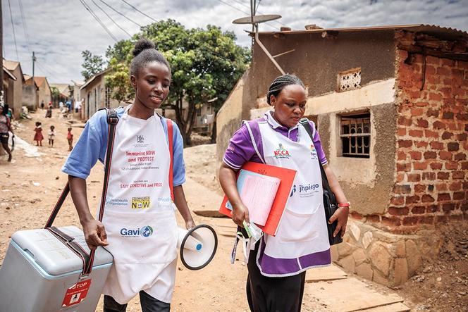 Des agents de santé circulent pour administrer les vaccins dans la région de Makindye, à Kampala, en Ouganda.