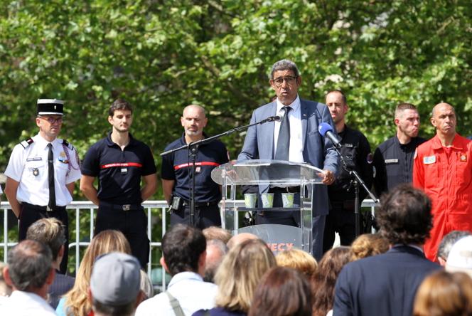François Astorg, maire d’Annecy, lors d’un rassemblement de soutien aux victimes d’une attaque au couteau sur le site de l’attaque, à Annecy, le 11 juin 2023.