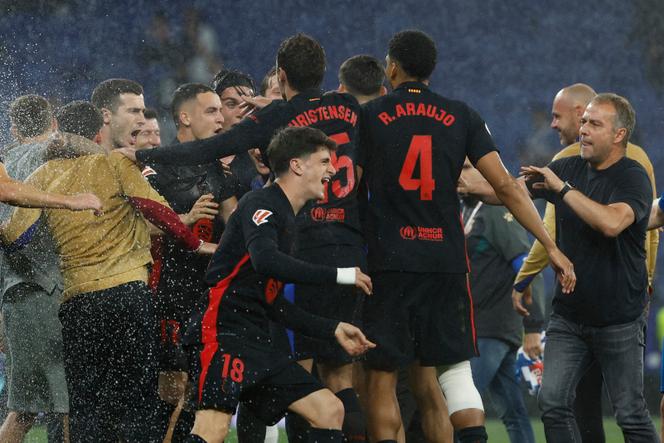 Les joueurs de Barcelone célèbrent leur titre en Liga après leur victoire contre l’Espanyol au stade olympique Lluis Companys de Barcelone, jeudi 15 mai 2025.