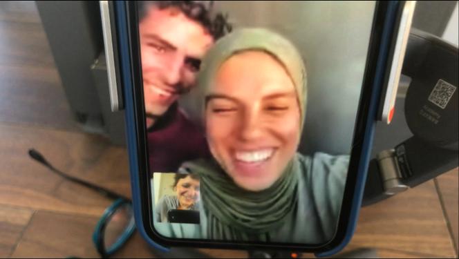 La photographe Fatima Hassouna, tuée le 16 avril 2025 à Gaza, lors d’un appel vidéo échangé avec la réalisatrice Sepideh Farsi (en bas à gauche). Image extraite du film « Put Your Soul on Your Hand and Walk », de Sepideh Farsi.