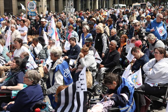 Un rassemblement à l’appel d’APF France Handicap pour réclamer l’application de leurs droits, place de la République à Paris, le 15 mai 2025.