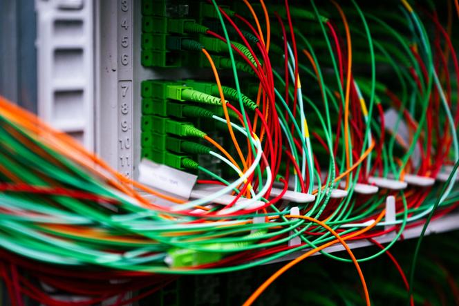 Des câbles à fibre optique à Saint-Denis (Seine-Saint-Denis), en banlieue nord de Paris, le 24 janvier 2025.