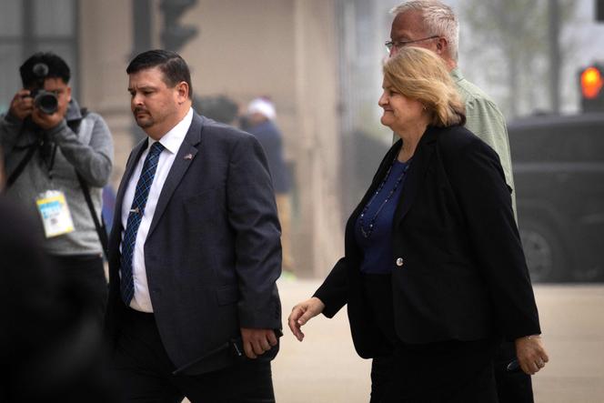 La juge Hannah Dugan arrive au tribunal fédéral de Milwaukee (Wisconsin), le 15 mai 2025.