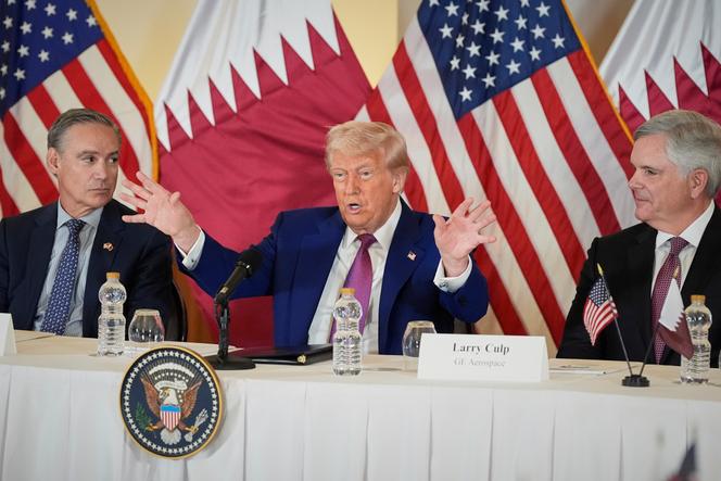 Le président Donald Trump, assis entre Kelly Ortberg, patron de Boeing (à gauche), et Larry Culp, patron de GE Aerospace, lors d’une table ronde d’affaires, à Doha, au Qatar, le 15 mai 2025.