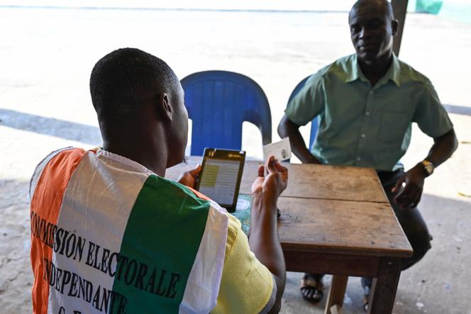Un agent de la Commission électorale indépendante (CEI) lors du processus de révision de la liste électorale, à Abidjan, le 19 octobre 2024.