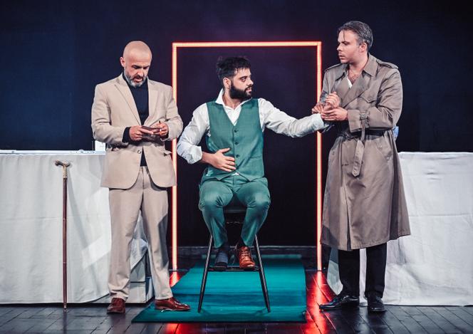Tigran Mekhitarian (au centre) incarne Argan dans « Le Malade imaginaire », d’après Molière, qu’il a lui-même mis en scène, au Théâtre de la Concorde, à Paris, en mai 2025.