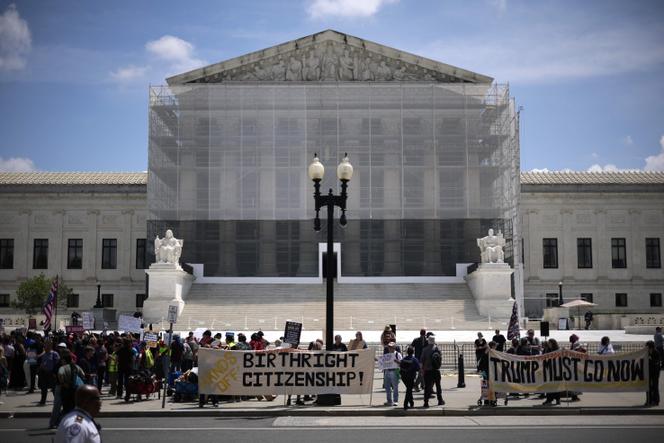 Manifestation devant la Cour suprême, à Washington, le 14 mai 2025.
