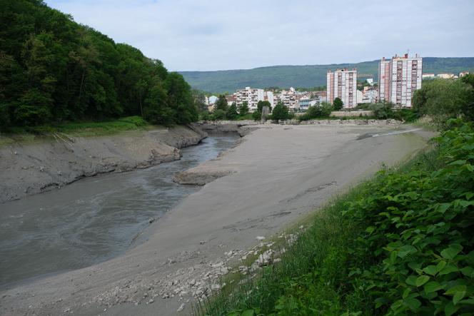 Vidange du Rhône, le 26 mai 2021, à Bellegarde-sur-Valserine, dans l’Ain, à la frontière avec la Haute-Savoie.