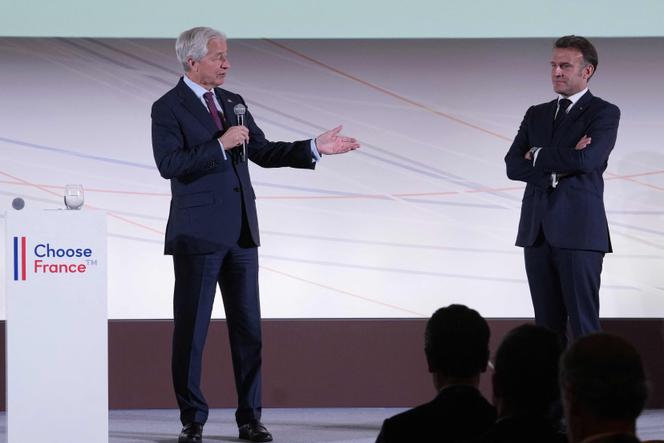 Le PDG de J. P. Morgan Chase, Jamie Dimon, et Emmanuel Macron, lors de la conférence des marchés mondiaux, avant le sommet Choose France, à Paris, le 15 mai 2025.