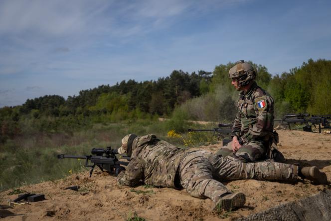 Un tireur d’élite ukrainien s’entraîne, sous la supervision d’un instructeur de l’armée française, en Pologne, le 25 avril 2025.