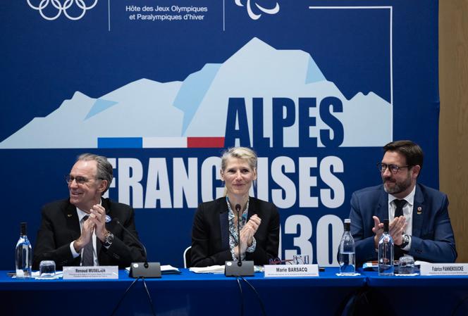 Les présidents des régions Provence-Alpes-Côte d’Azur, Renaud Muselier, et Auvergne-Rhône-Alpes, Fabrice Pannekoucke, autour de la ministre des sports, Marie Barsacq, le 14 avril 2025, à Marseille.