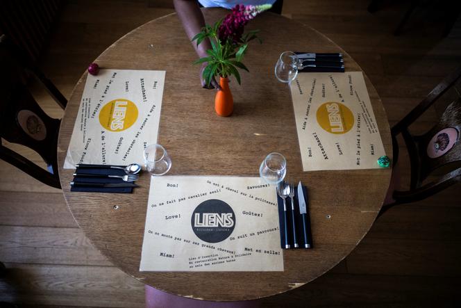 Une table du restaurant Liens (Lieu d’insertion en restauration nature et solidaire), à Rodez, le 20 mai 2022.