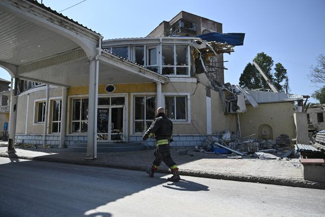 Un hôtel détruit à Kramatorsk, dans la région de Donetsk (Ukraine), le 25 août 2024. Le bombardement russe avait blessé deux journalistes de Reuters, tandis qu’un conseiller en sécurité travaillant pour l’agence britannique avait été tué.