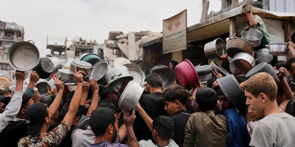 Distribution de nourriture par une cuisine caritative, à Jabaliya, au nord de la bande de Gaza, le 15 mai 2025. - JEHAD ALSHRAFI / AP