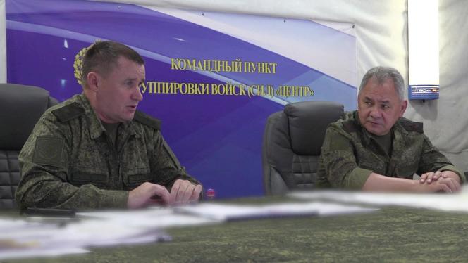 Sur cette image diffusée par le ministère de la défense russe, Andreï Mordvitchev (à gauche), alors chef de l’unité militaire centrale en Ukraine, et Sergueï Choïgou, ministre de la défense de 2012 à 2024, sur une ligne de front russe, le 4 août 2023.
