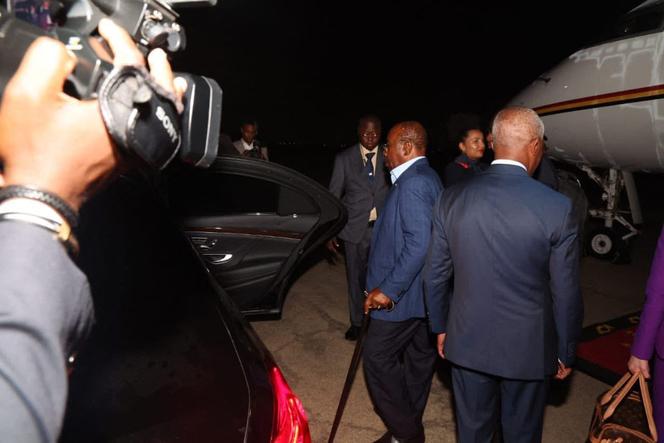 L’ancien président gabonais Ali Bongo Ondimba (au centre) à son arrivée à l’aéroport de Luanda, en Angola, dans la nuit du 15 au 16 mai 2025.