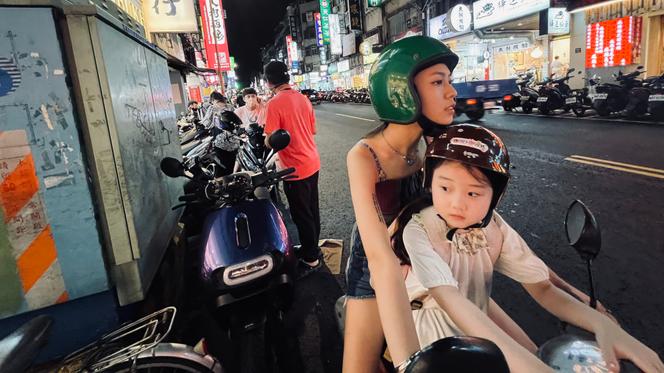 Shu-Fen (Janel Tsai) et I-Jing (Nina Ye) dans « Left-Handed Girl », de Shih-Ching Tsou.