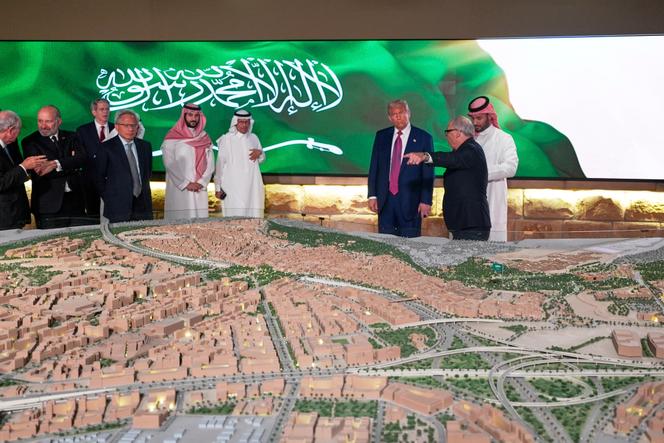 Le président américain, Donald Trump, et le prince héritier saoudien Mohammed Ben Salman examinent la maquette d’une ville en construction, le 13 mai 2025, à Riyad.