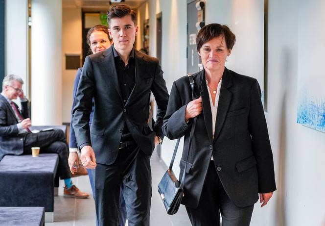 L’athlète norvégien Jakob Ingebrigtsen, aux côtés de son avocate, lors du procès contre son père, le 25 mars 2025 à Sandnes (Norvège).