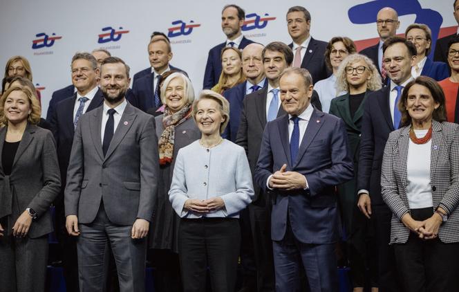 La présidente de la Commission européenne, Ursula von der Leyen, et le premier ministre polonais, Donald Tusk (au centre), lors d’une réunion de la Commission européenne à Gdansk (Pologne), le 7 février 2025.