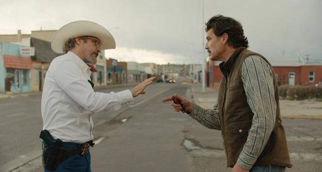 Le shérif Joe Cross (Joaquin Phoenix) et le maire Ted Garcia (Pedro Pascal) dans « Eddington », d’Ari Ester.