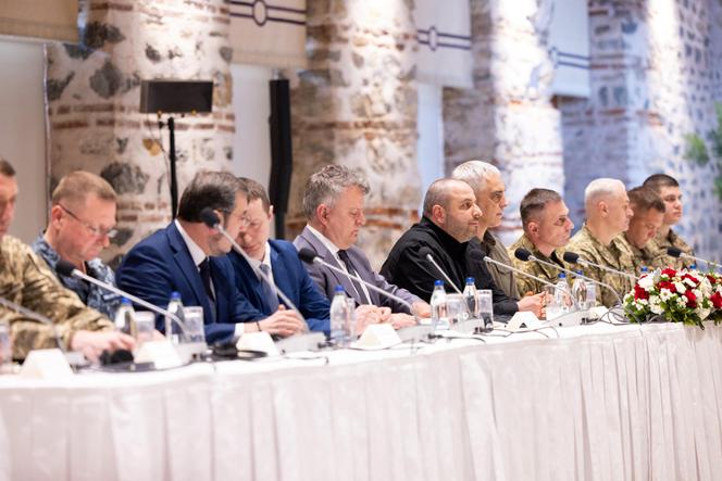La délégation ukrainienne, conduite par le ministre ukrainien de la défense, Rustem Umerov, au centre, participe à une réunion avec la délégation russe, à Istanbul, en Turquie, le 16 mai 2025.