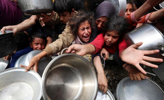 Distribution de nourriture par une association caritative, à Jabaliya, dans le nord de la bande de Gaza, le 14 mai 2025.