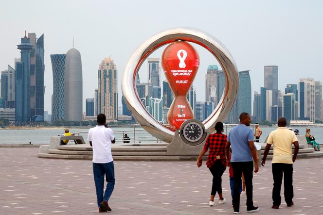 Devant l’horloge du compte à rebours officiel de la Coupe du monde de football 2022, à Doha, le 15 novembre 2023.