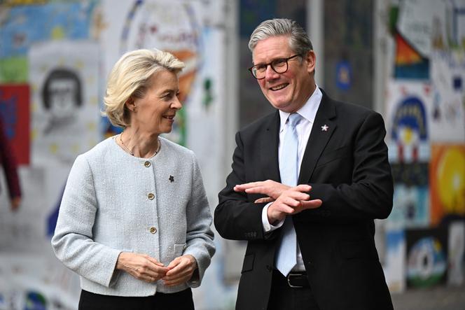 Le premier ministre britannique, Keir Starmer, échange avec la présidente de la Commission européenne, Ursula Von der Leyen, en marge du sommet de la Communauté politique européenne (CPE), à Tirana, le 16 mai 2025.