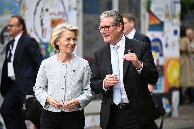 La présidente de la Commission européenne, Ursula von der Leyen, et le premier ministre du Royaume-Uni, Keir Starmer, lors du sixième sommet de la Communauté politique européenne, à Tirana, (Albanie), le 16 mai 2025. 