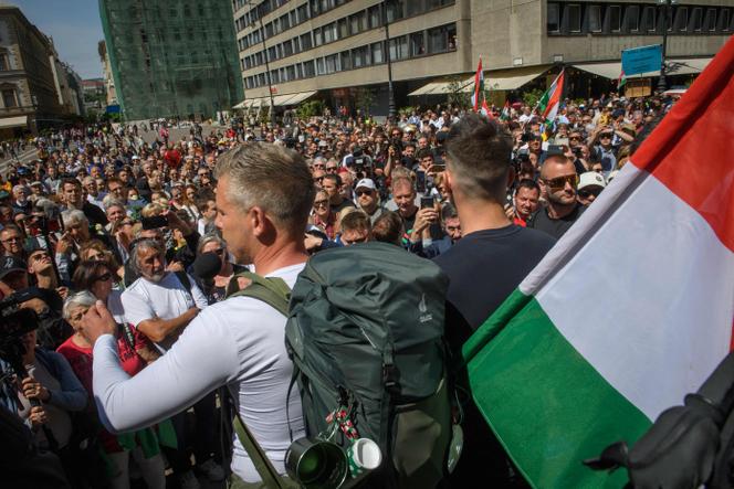 Le chef du parti d’opposition hongrois Tisza, Peter Magyar (à gauche), avant son départ pour une marche de protestation contre le rapprochement entre Simion et Orban avec ses partisans, de Budapest à Oradea (Roumanie), à Budapest, le 14 mai 2025.