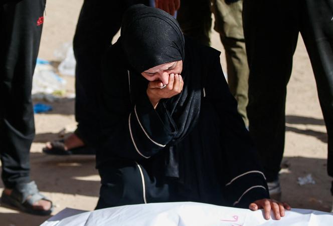 Une femme en deuil lors des funérailles de Palestiniens tués par des frappes israéliennes, à Beit Lahya, dans le nord de la bande de Gaza, le 16 mai 2025.