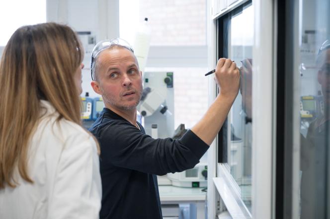 Raphaël Rodriguez dans son laboratoire de l’Institut Curie (Inserm-CNRS), à Paris, en décembre 2023.