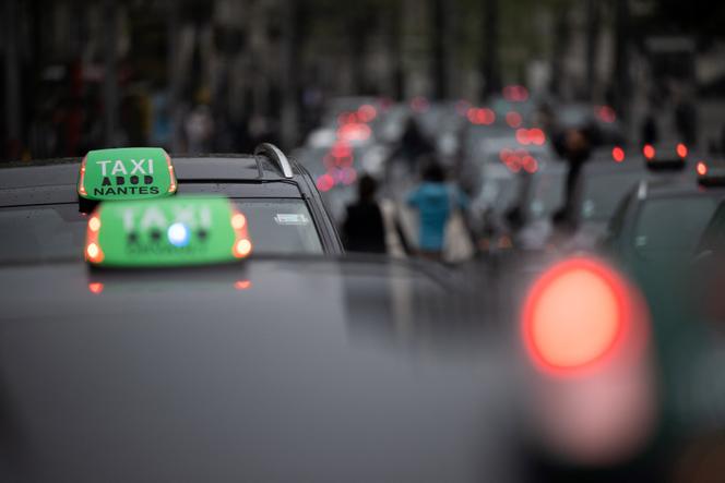 Des taxis protestent contre la hausse des prix du carburant, à Nantes, le 30 mars 2022.
