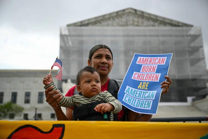 Olga Urbina et son fils de 9 mois lors d’une manifestation devant la Cour suprême des Etats-Unis au sujet de la décision du président Donald Trump de mettre fin à la citoyenneté de naissance à Washington DC, le 15 mai 2025.