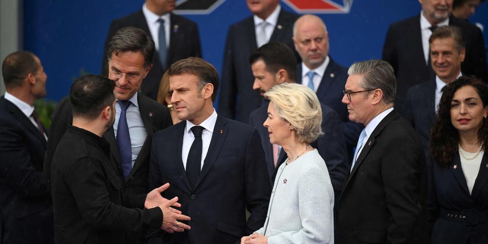 Le président ukrainien Volodymyr Zelensky (à gauche) s’entretient avec (de gauche à droite) le secrétaire général de l’OTAN Mark Rutte, le président français Emmanuel Macron, la présidente de la Commission européenne Ursula Von der Leyen et le Premier ministre britannique Keir Starmer lors du sommet de la Communauté politique européenne (CPE) à Tirana, le 16 mai 2025. - ARMEND NIMANI/AFP
