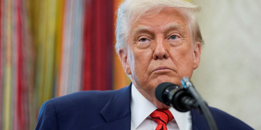 Le président américain Donald Trump dans le Bureau Ovale de la Maison Blanche, le 6 mai 2025. - KENT NISHIMURA / REUTERS