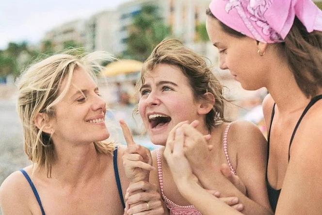 Madeleine (Mélanie Laurent), Bertille (Sarah Pachoud) et Marion (Angelina Woreth) dans « Qui brille au combat », de Joséphine Japy.