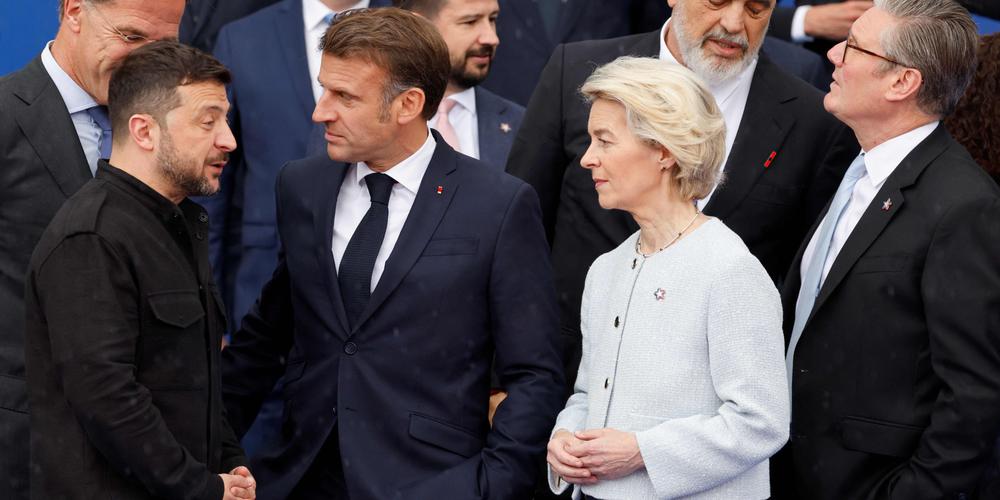 Volodymyr Zelensky, Emmanuel Macron et la présidente de la Commission européenne, Ursula von der Leyen, lors du sommet de la Communauté politique européenne, à Tirana, le 16 mai 2025. - LUDOVIC MARIN / AFP