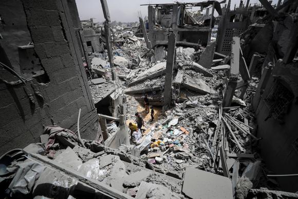 Sur le site d’une frappe israélienne sur une maison, à Jabaliya, samedi 17 mai 2025.