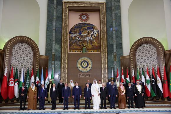 Des dirigeants arabes posent pour une photo de groupe lors du 34e sommet de la Ligue arabe, à Bagdad (Irak), samedi 17 mai 2025.