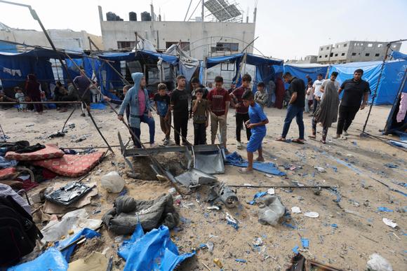 Suite à une frappe aérienne israélienne à Deir Al-Balah, dans le centre de la bande de Gaza, le 17 mai 2025.