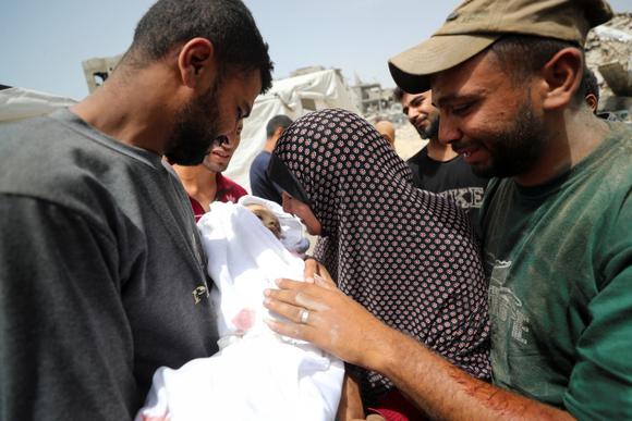 Funérailles d’un enfant tué par une frappe israélienne, à Jabaliya, dans le nord de la bande de Gaza, samedi 17 mai 2025.