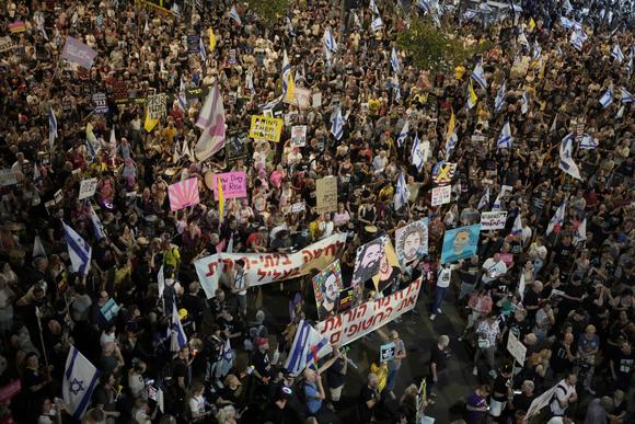 Manifestation à Tel-Aviv (Israël) pour exiger la fin de la guerre et la libération des otages, samedi 17 mai 2025.