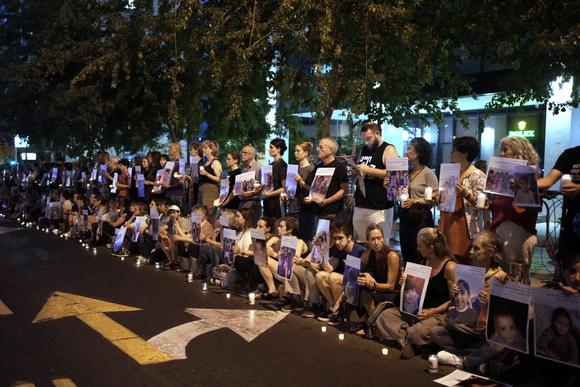 Des manifestants tiennent des photos d’enfants palestiniens tués dans la bande de Gaza, à Tel-Aviv, samedi 17 mai 2025.