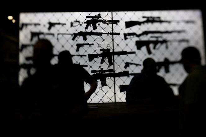 Des fusils AR-15 exposés sur un stand d’exposition lors de la convention annuelle de la National Rifle Association (NRA) à Dallas (Texas), le 18 mai 2024.