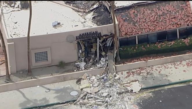 Les dégâts après une explosion devant une clinique de Palm Springs (Californie), aux Etats-Unis, samedi 17 mai 2025.